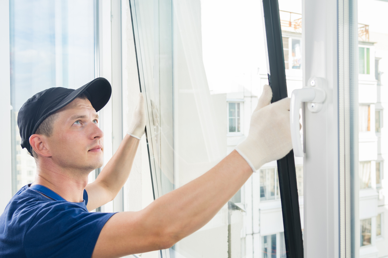 master puts a new double-glazed window in a plastic window Glastekniker